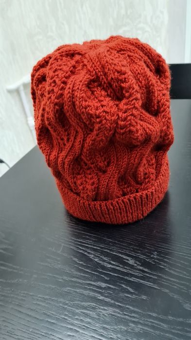 Шапка ручной вязки на зиму