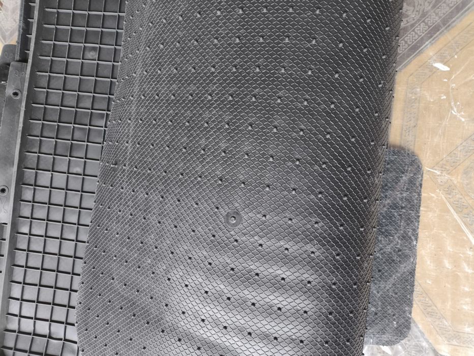 Полики Mercedes W124. Новые.