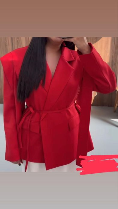 Пиджак красного цвета