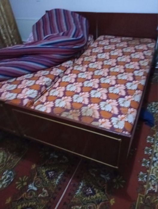 Продаю кровать каждая по 500.000 тысячи сум доставка бесплатная