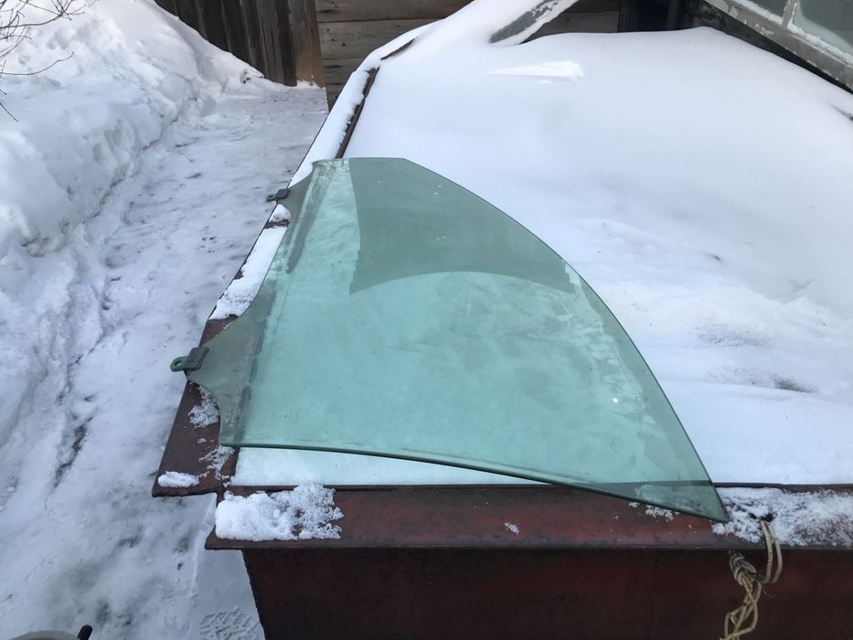 Продам переднее левое стекло на камри 40-45