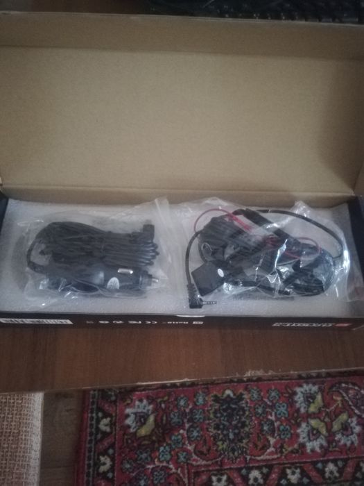 Видео-регистратор+задняя камера+передняя камера.