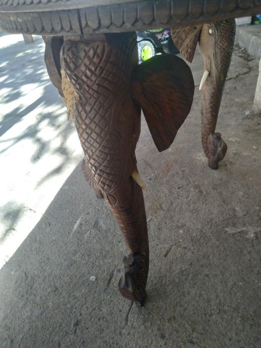 Продавам старинна дървена масичка ръчна дърворезба