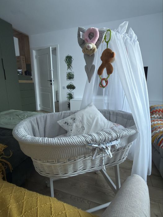 Cos- Pătuț alb din răchită cu echipament pentru bebeluș