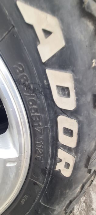 Диски с шинами колеса.