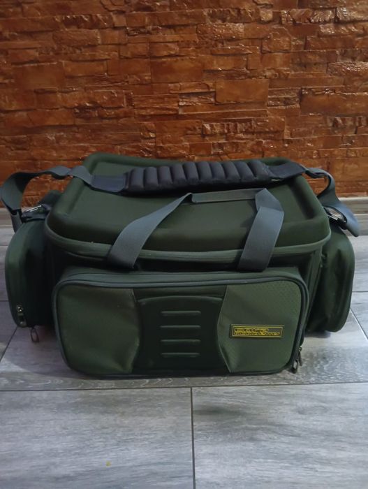 Vând Geanta Carp Academy