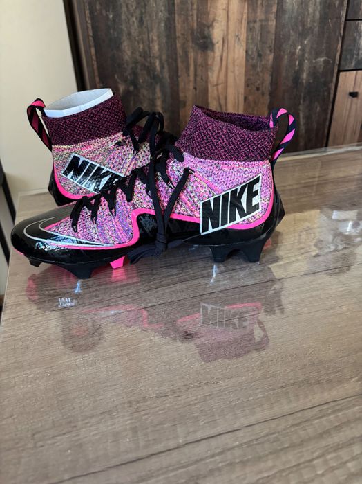 Бутонки за американски футбол чисто нови