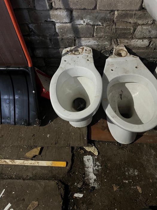 Унитазы, бачки, раковины, б/у, недорого продам.