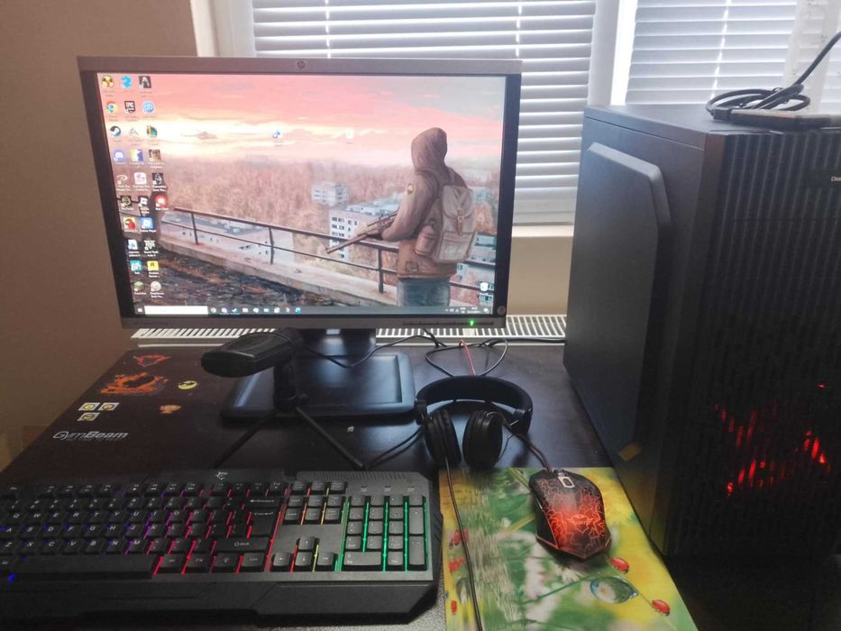 Kомпютър с монитор и клавиатура