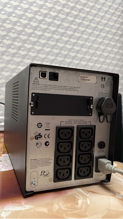 Ups Apc Smart 1500VA, sinusoida pura, acumulatori noi