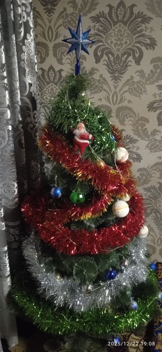 Yangi yil archasi, oʻyinchoqlari bilan