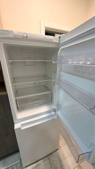 Продам холодильник индезит