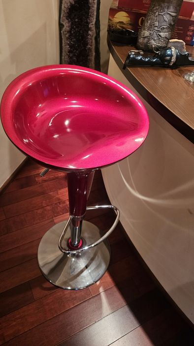 Vând masa rășină si piele,2 scaune Panton Red si 5 scaune de bar