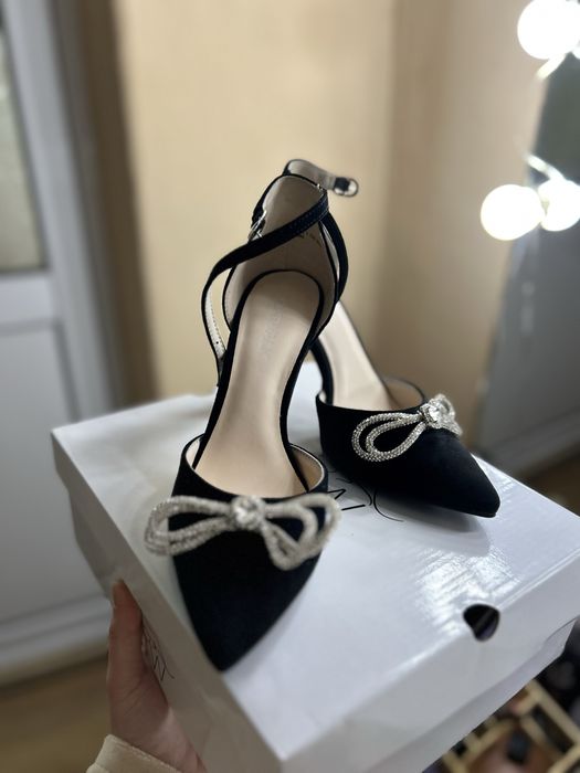 Елегантни дамски обувки на ток с кристална панделка