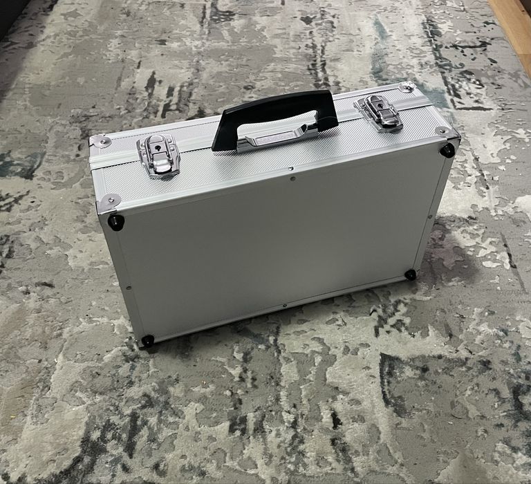 Geanta/servieta/diplomat din aluminiu cu cheie argintie