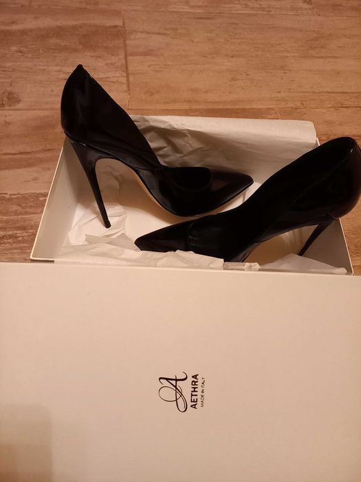 Pantofi stiletto negri.