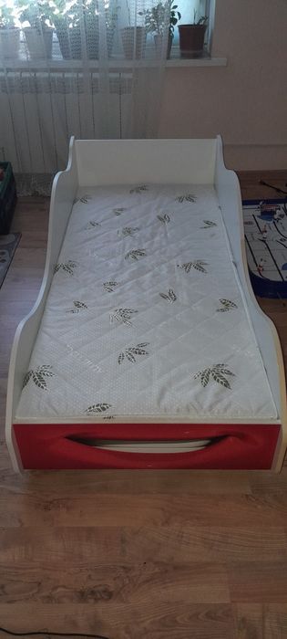 Детская кровать, машинка