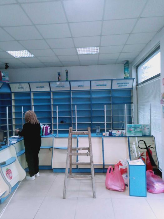 обзавеждане на аптека