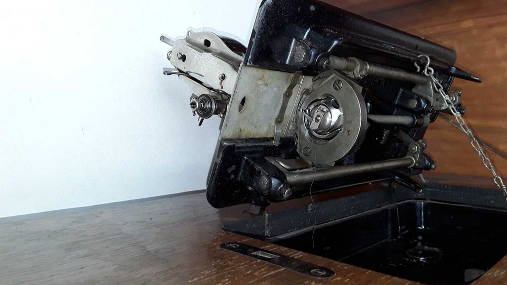 Masina de cusut veche functionala Pfaff 31 fabricata in Germania