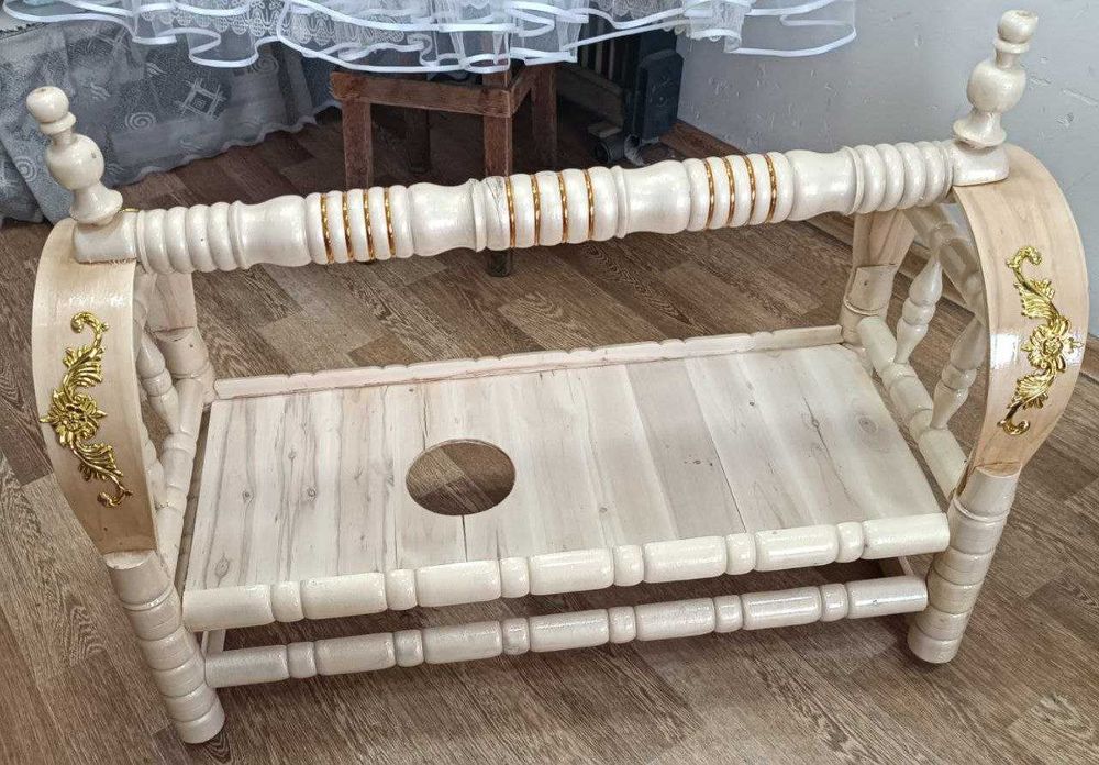 Tol daraxtidan yasalgan tilla beshik