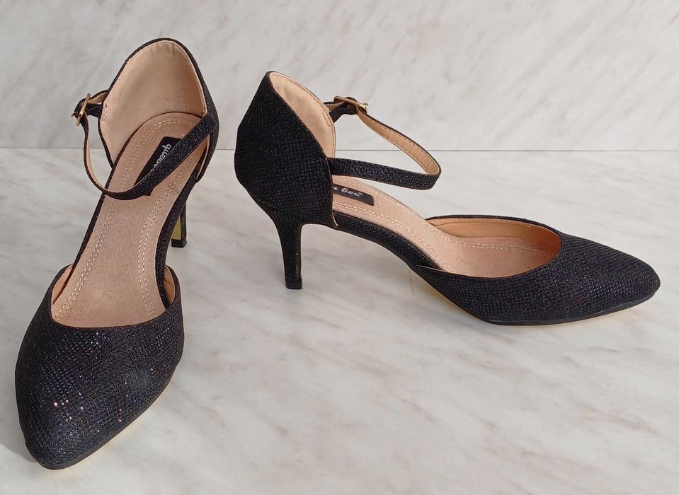 Чисто НОВИ дамски елегантни обувки с тънък ток. Не са обувани. № 38