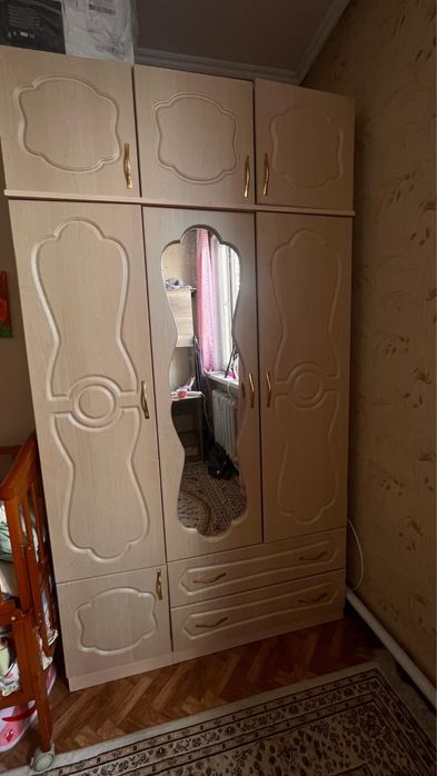 Продам шкаф с зеркалом