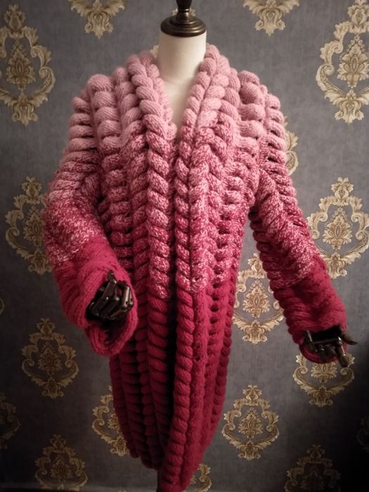 Продается вязаный кардиган.