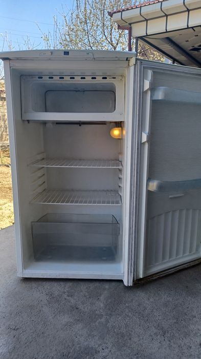 SAMSUNGхаладильник высота 1м60см в отличном состояние всё заводской