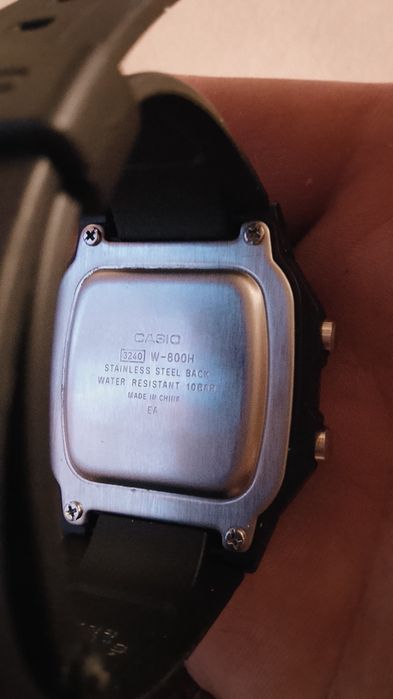 Ceas casio sport.rezistent la apa.lumini