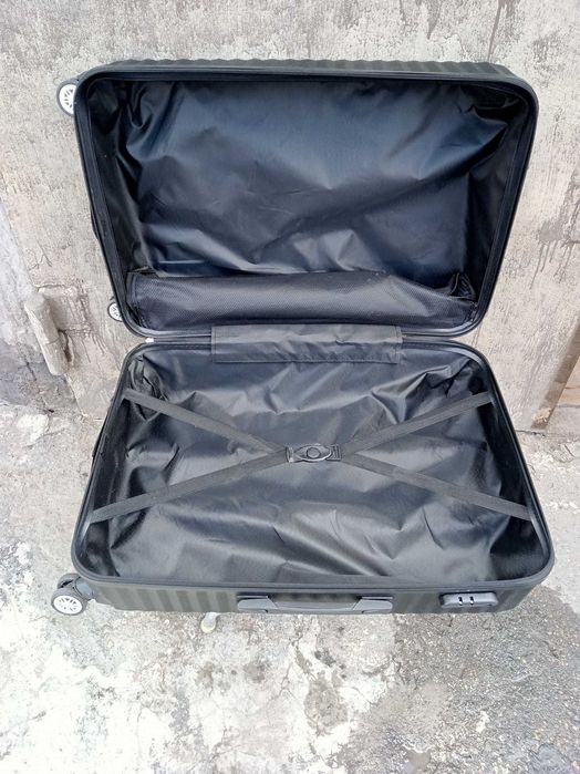 Чемодан средний 68-46-30 см.
