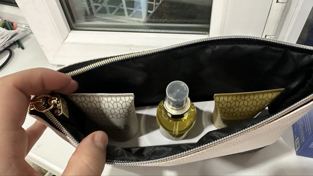 продам набор с косметичкой в комалекте