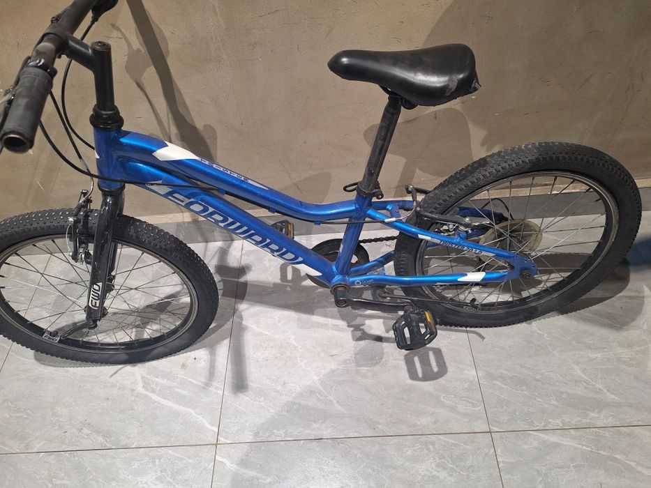 Велосипед синего цвета