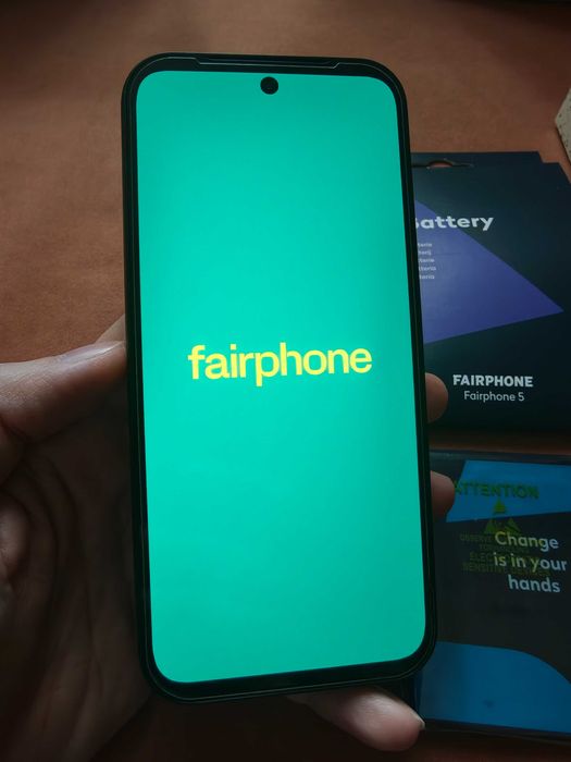 Fairphone 5 - 8GB RAM, 256GB Storage, versiunea transparenta & 2 baterii