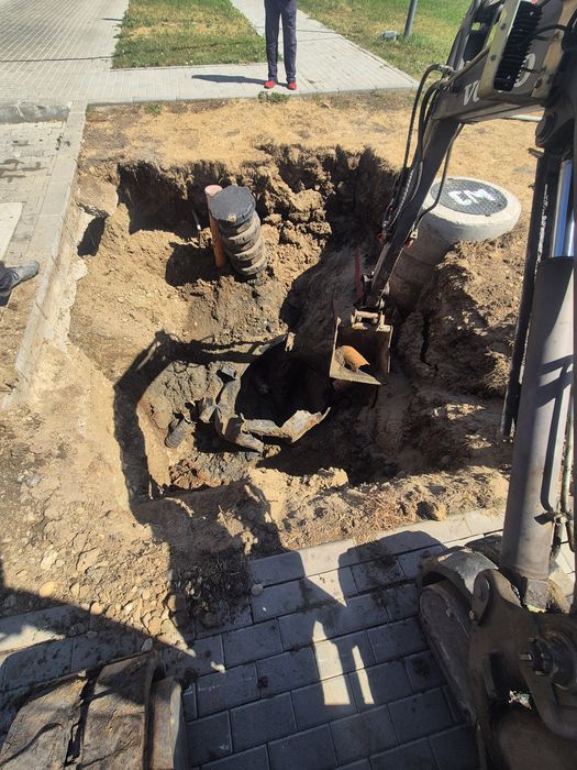 Inchiriez excavator cu operator.