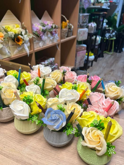 Букети от сапунени рози и изкуствени цветя