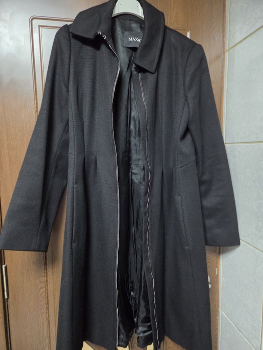Max&Co. – Pardesiu 100% lână, elegant

Pardesiu negru clasic, foarte e