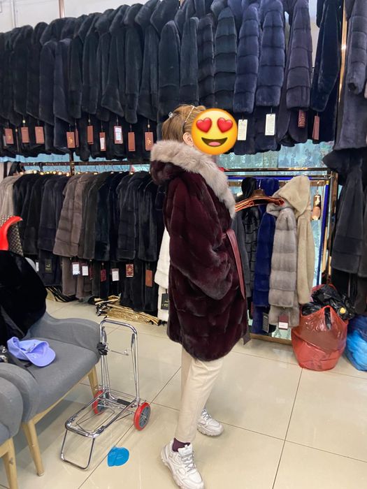 Продам  норковую шубу с соболиным капюшоном