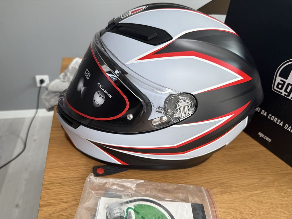 Продавам каска AGV K6 Flash mat