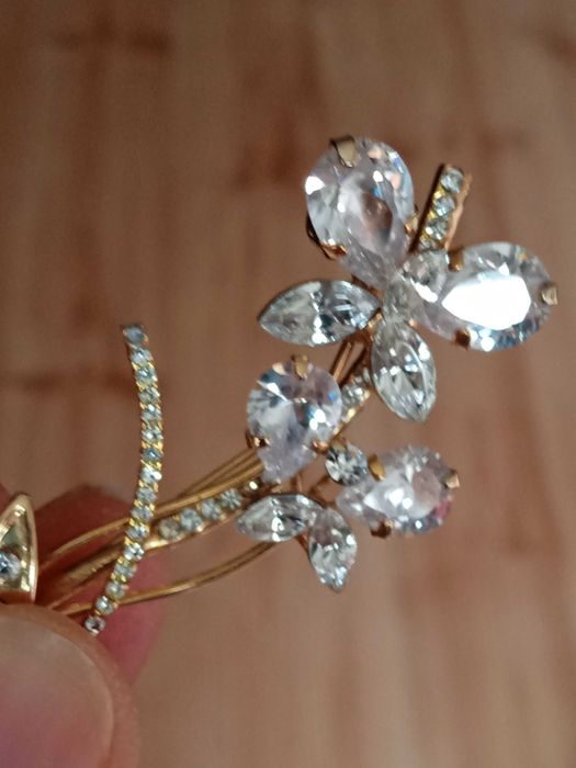 Бмжута Брошка с камъни и винтидж