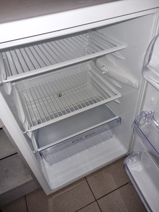 Малък хладилник Zanussi