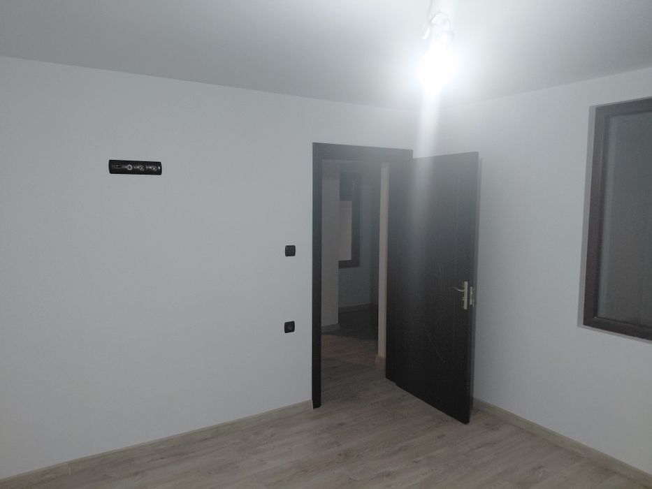 Къща с двор и гараж