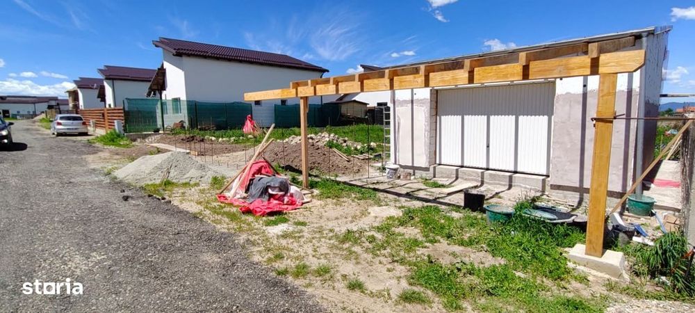 Lot de teren intre case locuite cu front la 2 strazi