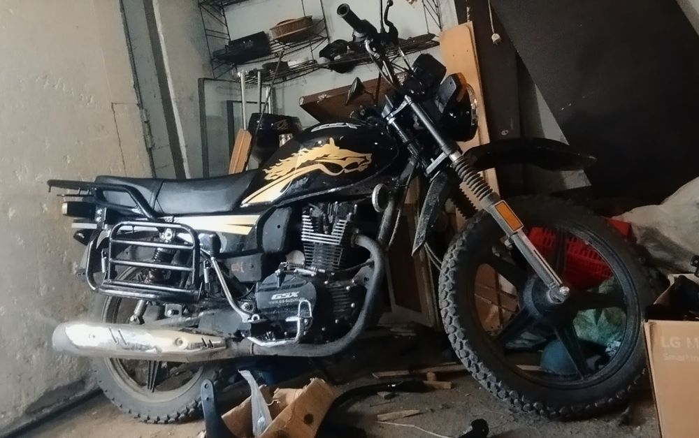 Продам мотоцикл GSX 200  пробег маленький