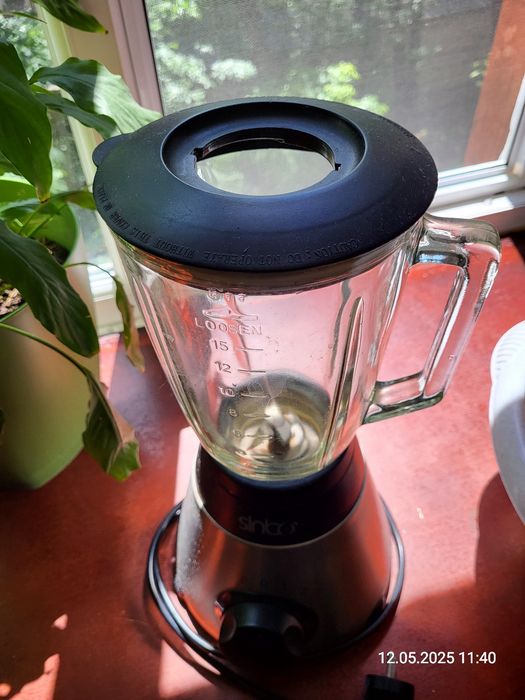 Блендер без крышки но рабочий.