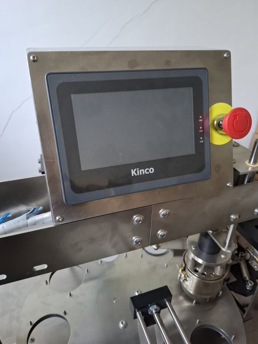 Машина за запечатване на кофички с алуминиево фолио