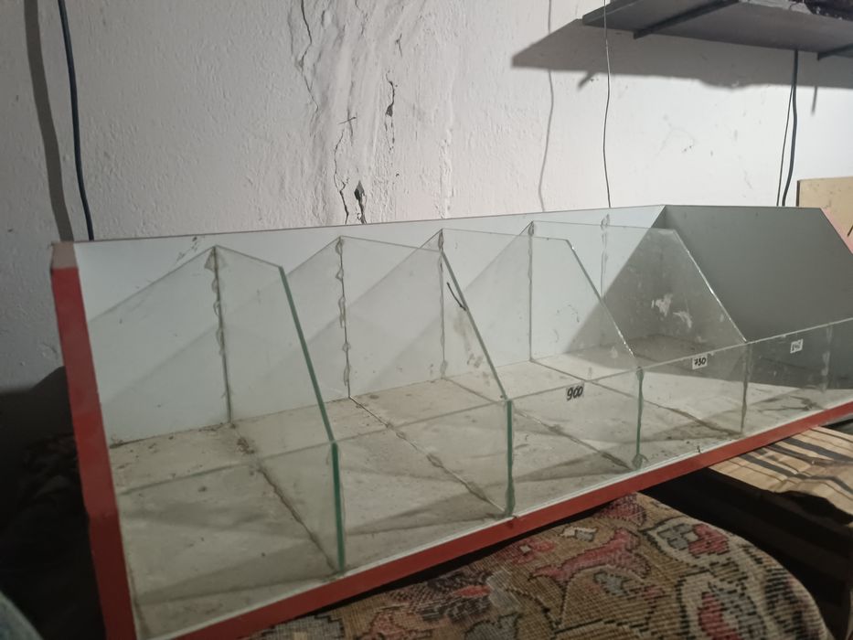 Полка для витрины магазина