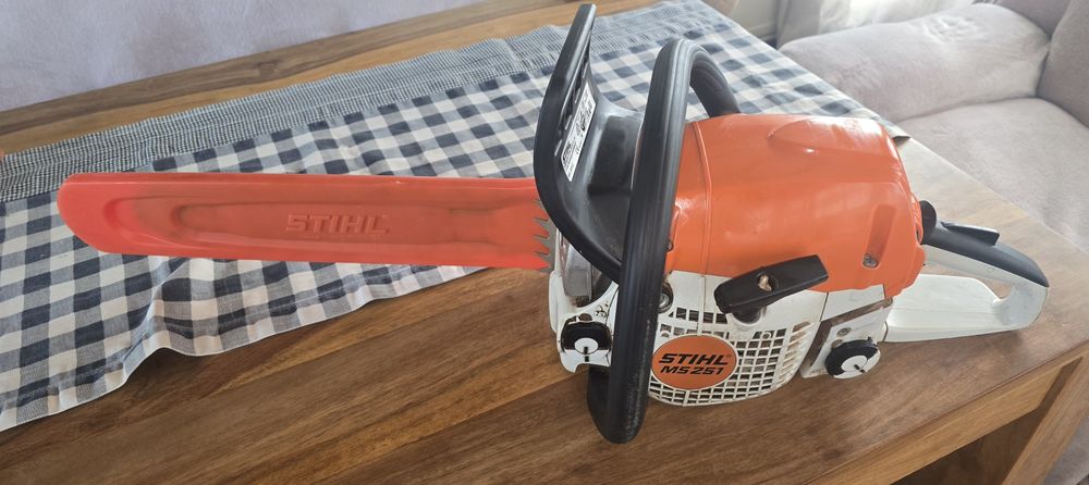 Моторен трион STIHL  MS 251 в изключително запазено състояние, от първи собственик.

Мощен, компактен бензинов моторе