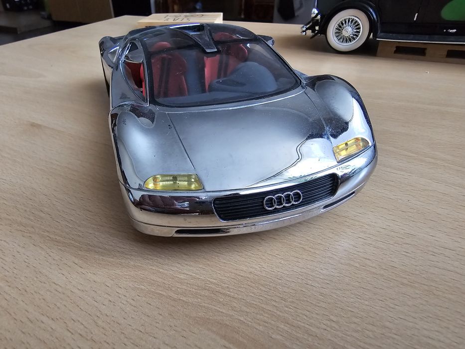 Vand macheta scara 1/18 Audi Avus crom producator Revell