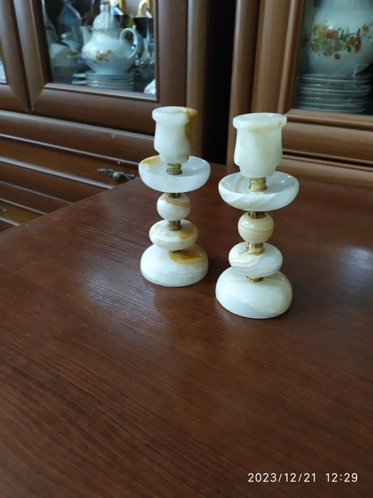 Подсвечники из оникса.