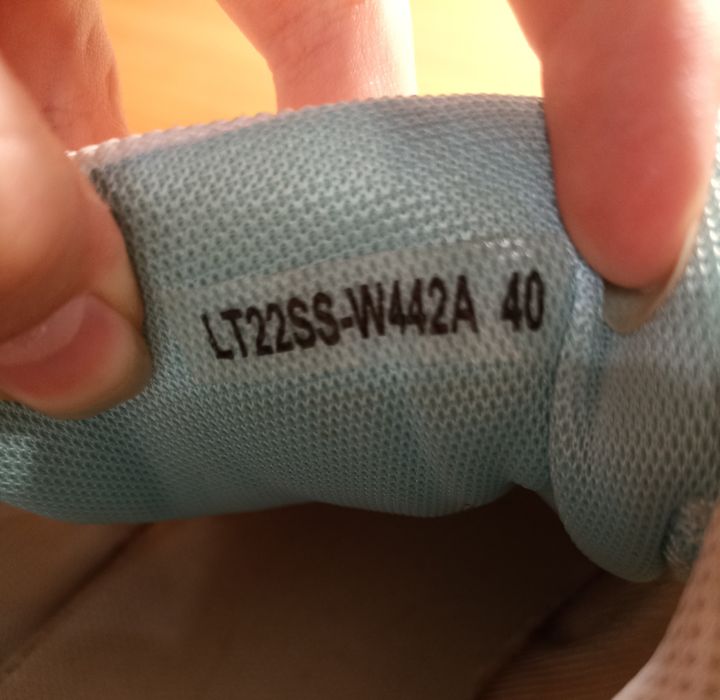 Кроссовки женские